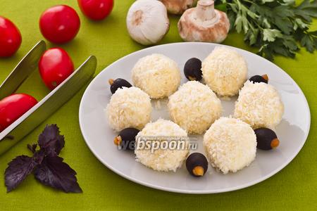 Фото рецепта Шарики из плавленого сыра в кокосовой стружке